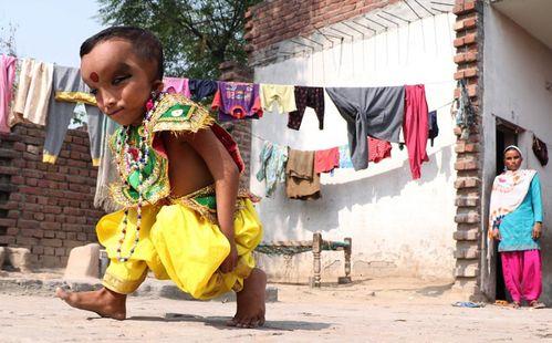 6岁藏族网红小伙跳舞,6岁藏族网红小伙用舞蹈点亮梦想舞台